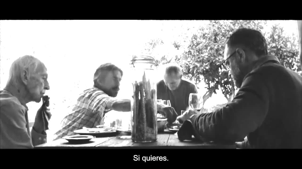 Escohotado entre amigos: comida, fotos y charla distendida en Ibiza con Jorge Drexler y otros amigos